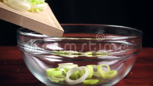 切板上的玻璃碗上掉落的洋葱圈视频的预览图