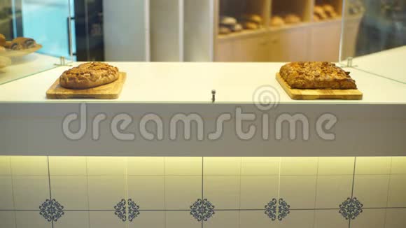 好客友好的女孩在面包店吃美味的奶油派视频的预览图