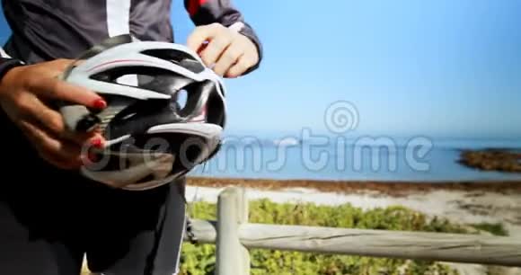 农村4k区戴头盔的女自行车运动员视频的预览图