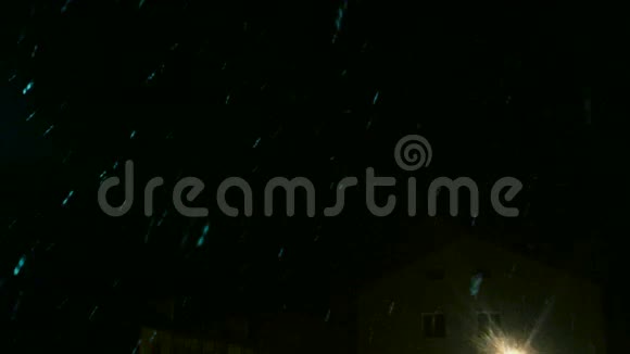 雪在夜间落下视频的预览图