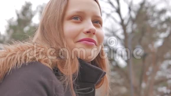 近距离的头和肩膀肖像微笑快乐的少女4UHDK视频的预览图