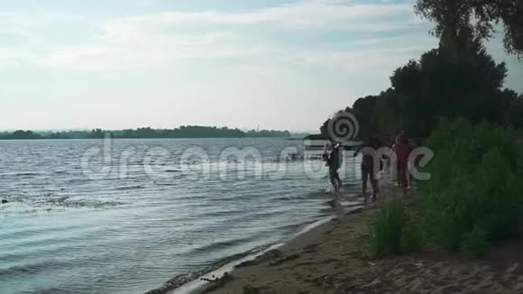 年轻人在河岸上休息视频的预览图
