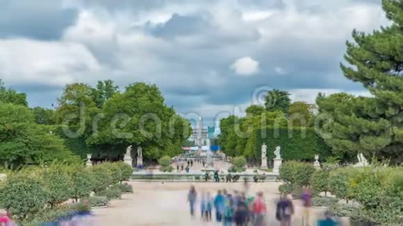 人们在卢浮宫附近的露天公园放松时间法国巴黎视频的预览图
