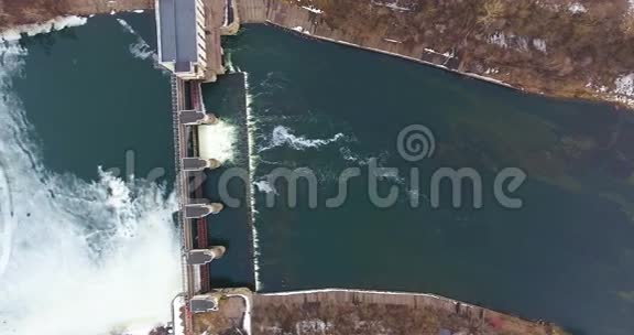 在城市河流上打开了屏障春天的高水空中飞行视频的预览图