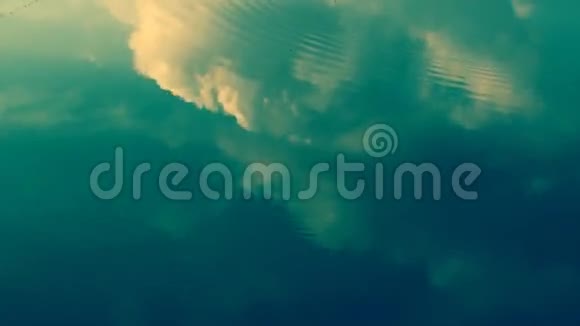 水上的云暗波视频的预览图