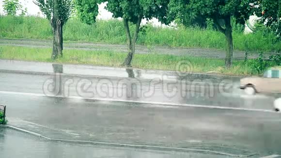 许多汽车在路上行驶下雨时被水淹没视频的预览图