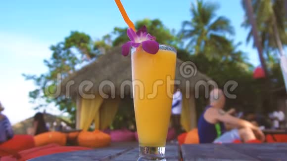 热带户外餐厅的芒果鸡尾酒垂直潘视频的预览图