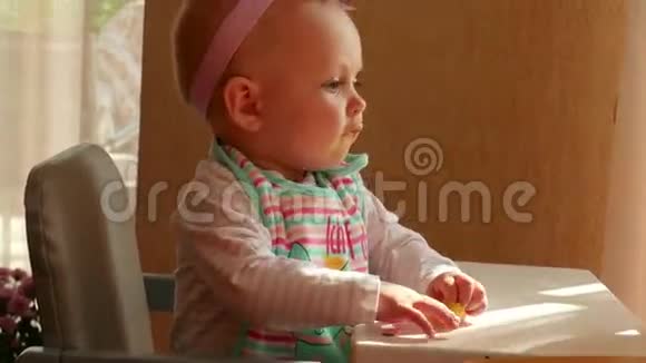 小女孩吃黑莓视频的预览图