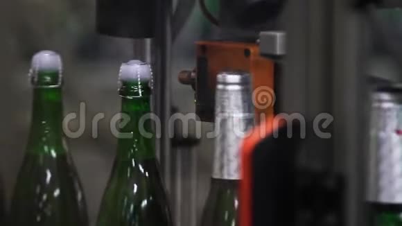 用香槟包裹铝箔瓶颈视频的预览图