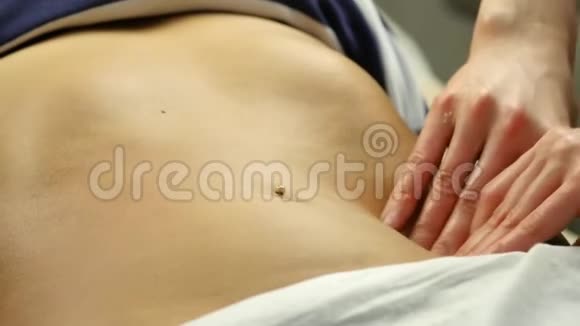 临床上的止痒按摩特写按摩师做腹部按摩按摩内脏4K视频的预览图