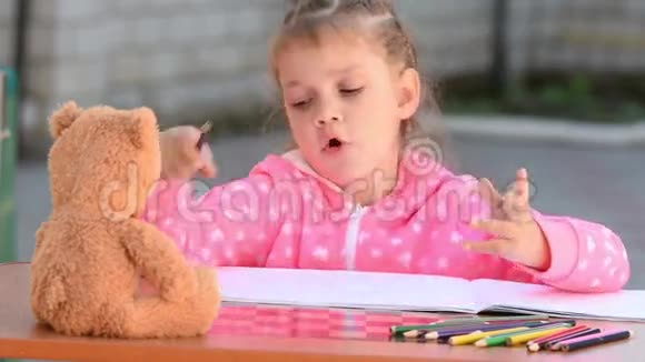 女孩画得很整齐把橡皮铅笔擦掉在相册里视频的预览图