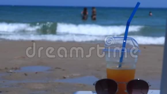 水中女孩的夏日背景视频的预览图
