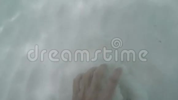 手和沙子在水下视频的预览图