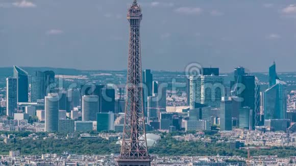 从蒙帕纳斯塔和埃菲尔铁塔和拉防卫区的背景时间在巴黎法国视频的预览图