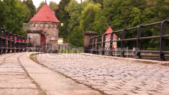 一个人沿着捷克共和国旧城中世纪的水坝走视频的预览图
