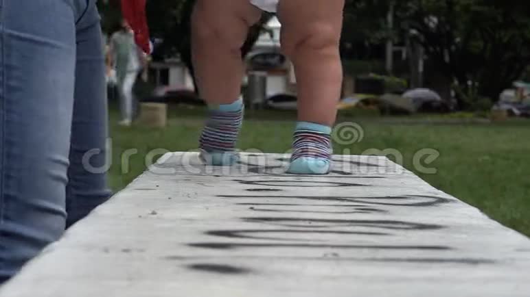 婴儿行走第一步视频的预览图