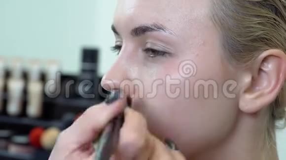 眼睛化妆在女孩烟熏的眼睛上视频的预览图