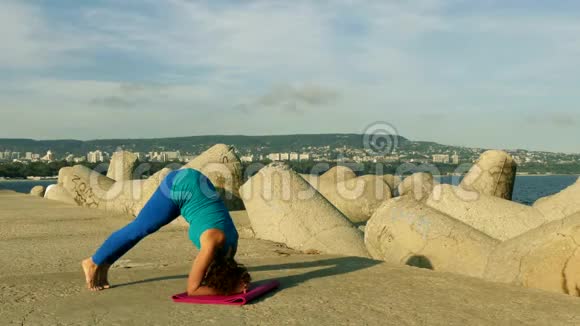 女子在沙滩上做瑜伽练习视频的预览图
