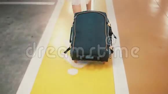 年轻时尚的女旅行者带着手提箱穿过机场停车场女孩来度假视频的预览图