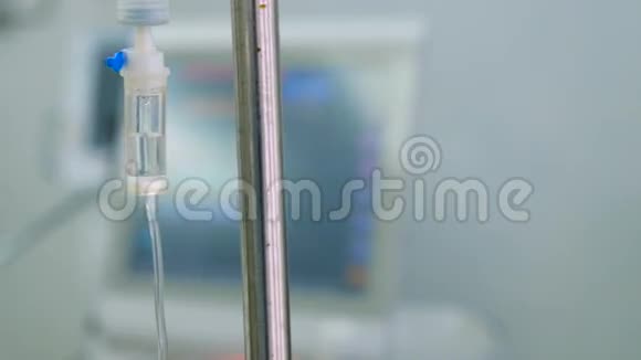 滴管在重症监护室用医用监护仪点滴重症监护室的现代医疗设备复苏视频的预览图