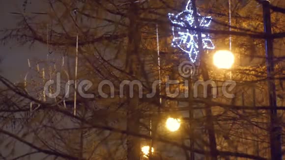 夜市街道上挂着圣诞彩星视频的预览图