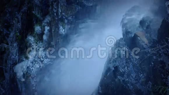 瀑布岩面特写视频的预览图