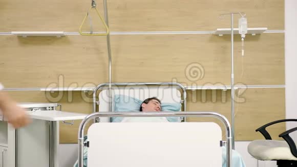 医生在照顾睡在床上的病人视频的预览图