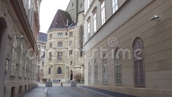 Steadicam步行穿过狭窄的步行街通向奥地利维也纳的MinoritesChurch视频的预览图