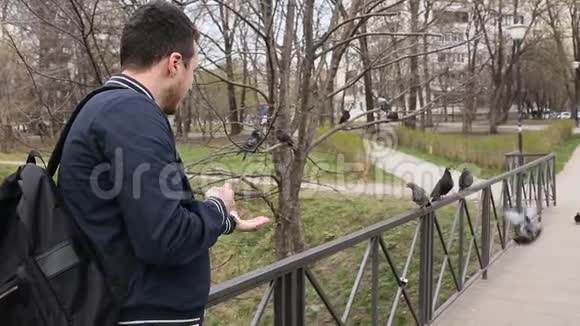 一个年轻人站在公园的桥上视频的预览图