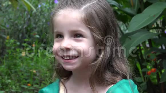 花园里的快乐女孩视频的预览图