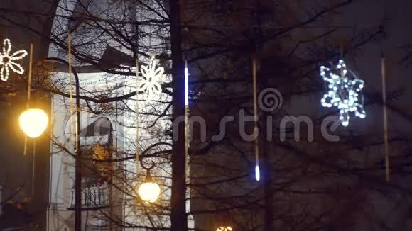 夜晚城市的圣诞星光视频的预览图