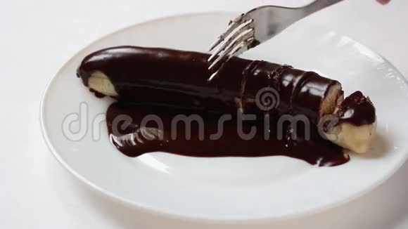 手拿叉子把香蕉切成块放在巧克力里然后拿两块视频的预览图