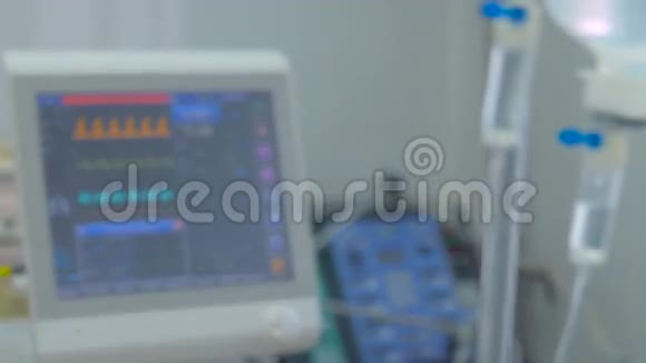 滴管在重症监护室用医用监护仪点滴重症监护室的现代医疗设备复苏视频的预览图