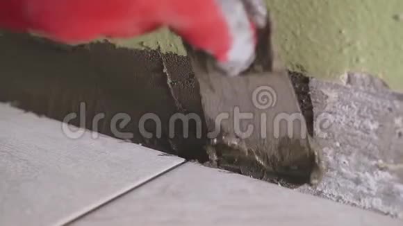 工人为墙上的瓷砖涂胶斯塔迪卡姆肖廷特写视频的预览图