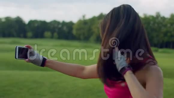 女人自拍公园里的亚洲女人自拍运动女孩手机自拍照片视频的预览图