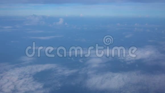 飞越海洋从飞机上看部分是云天视频的预览图
