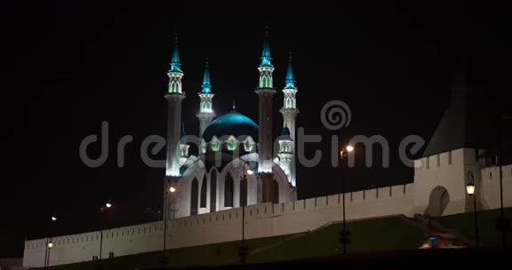 人们晚上在清真寺附近散步视频的预览图