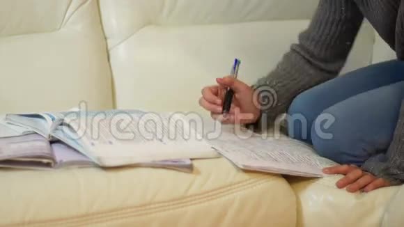 女生在沙发上做作业视频的预览图