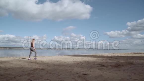 话题中的女孩沿着沙滩奔跑那个女孩在逃跑一个年轻的女孩沿着海岸奔跑视频的预览图