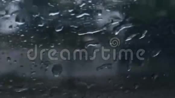 在雨中驾驶汽车视频的预览图