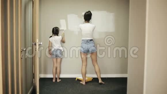 母亲和女儿在家修理视频的预览图