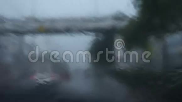 在雨中驾驶汽车视频的预览图
