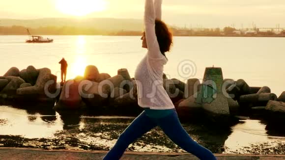 女子在沙滩上做瑜伽练习视频的预览图