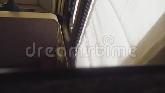 概念教练火车旅程旅行火车底部的窗户和桌子可见的部分床视频的预览图