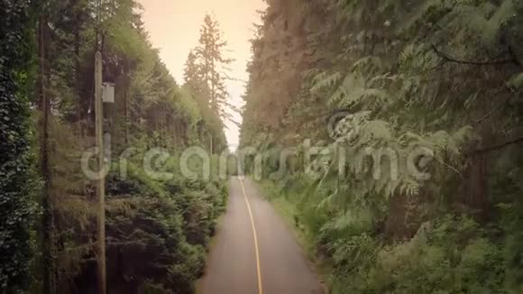 日落时的乡村公路视频的预览图