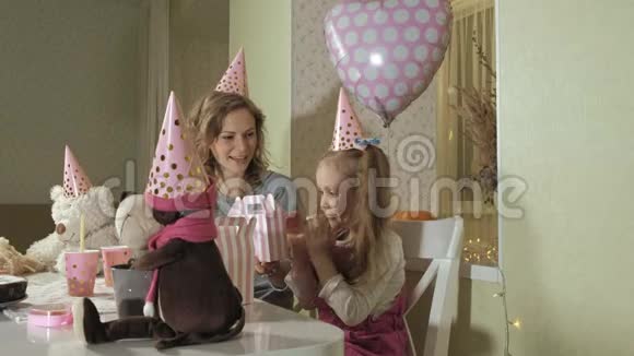 快乐女孩和她妈妈生日礼物视频的预览图