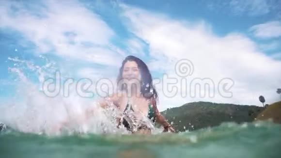 顽皮的女人在海里泼水视频的预览图
