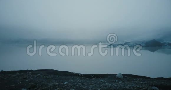 早上在雾中冰岛空中俯瞰白色冰川Myrdalsjokull冰融化的概念视频的预览图