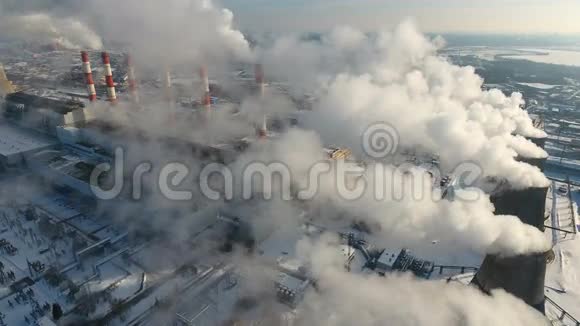 空气污染概念烟囱冒烟的发电厂无人射击视频的预览图