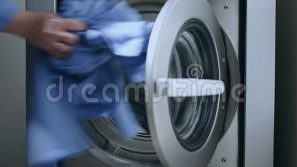 去装洗衣机把衣服装进洗衣机洗衣视频的预览图